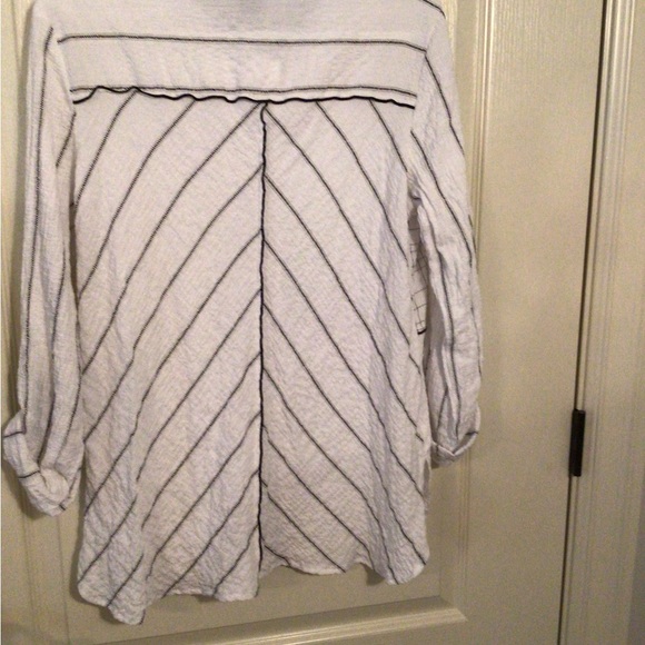 Ali miles button up top - Picture 2 of 3